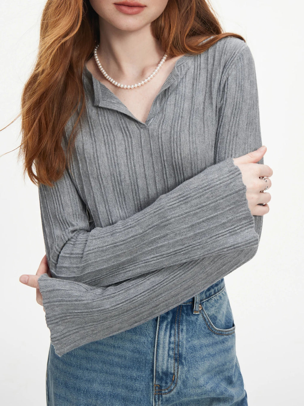 FSLE V-neck Pullover with Textured Woolen Knitwear for Women in Autumn 2024, Featuring A New Flared Sleeve Design 24FS13143